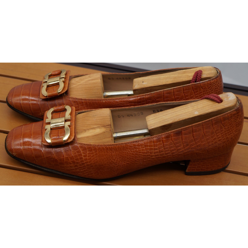 Vintage Salvatore Ferragamo Croc Womens Gold Horsebit Pump Heels size 8.5B